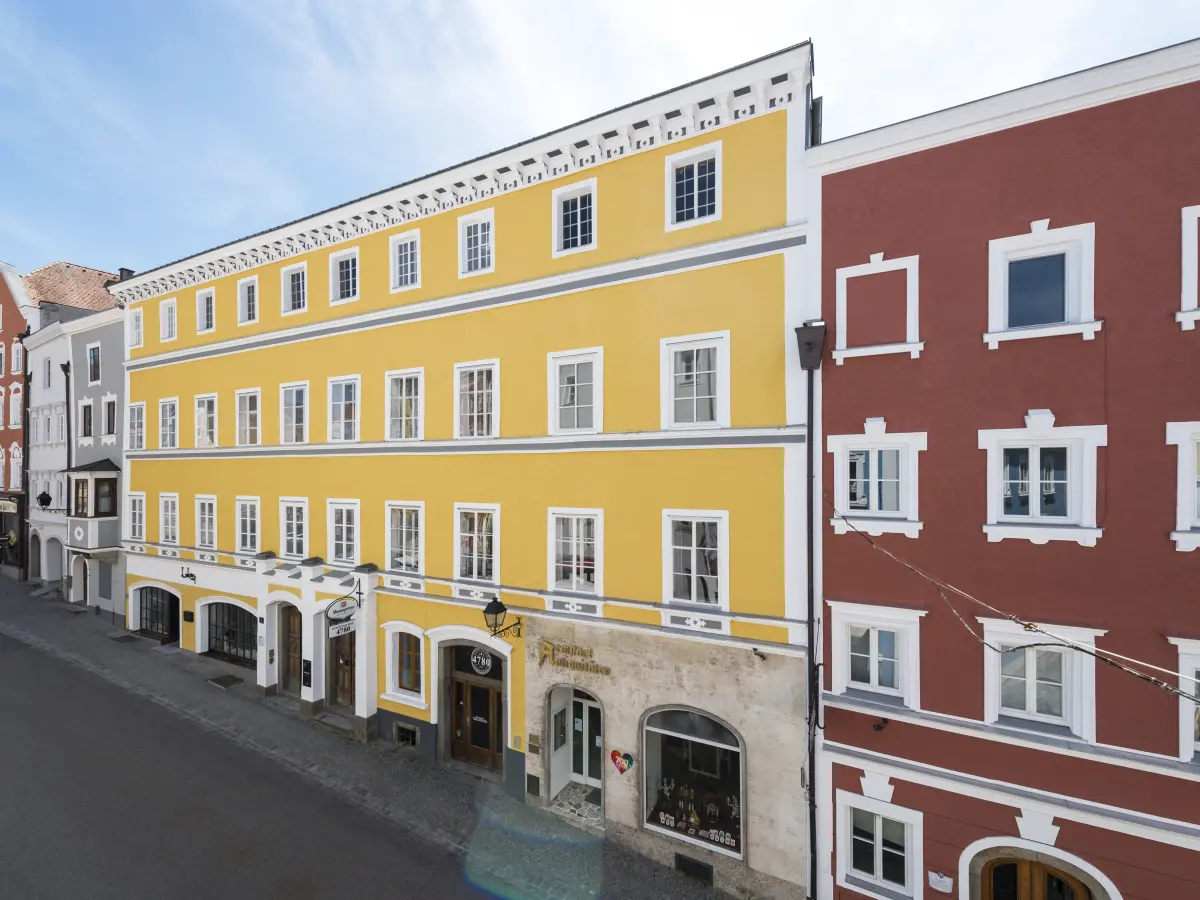 Frontale Ansicht des Stadthauses in Schärding. 