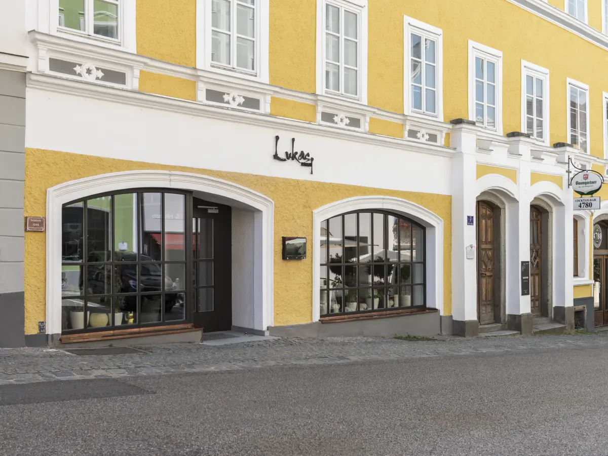 Ansicht der Fenster und Ladenzeile des Stadthauses in Schärding. 