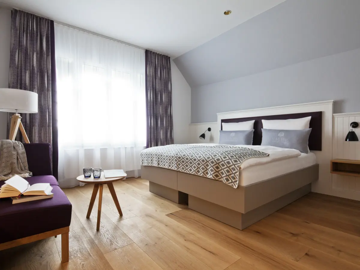Schlafzimmer mit Doppelbett