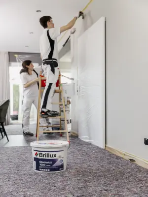 Maler streichen Wand