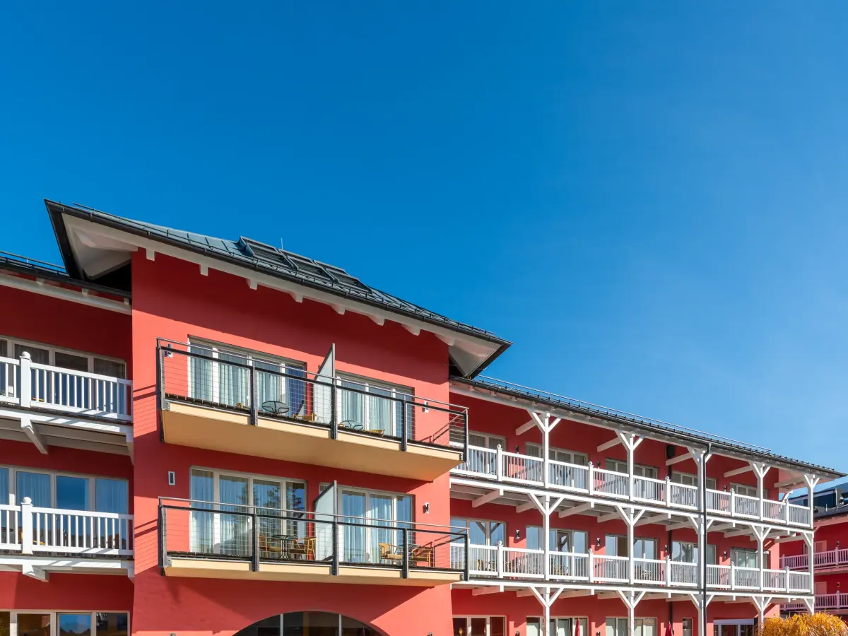 Rückansicht und Pool des Hotel Eden in Seefeld.