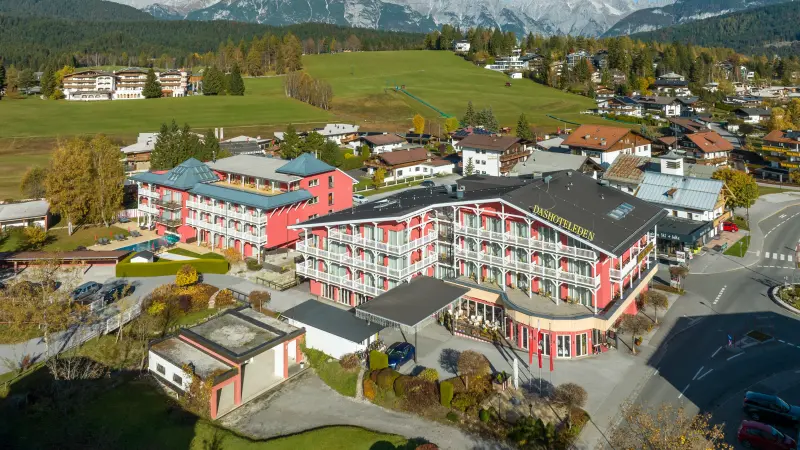 Hotel Eden mit roter Fassade von oben.