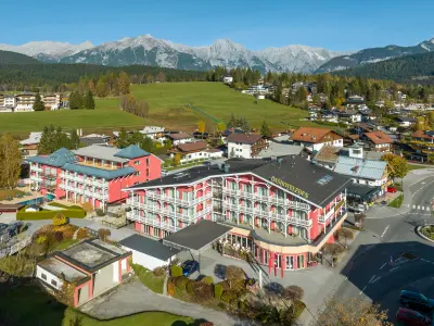 Hotel Eden mit roter Fassade von oben.