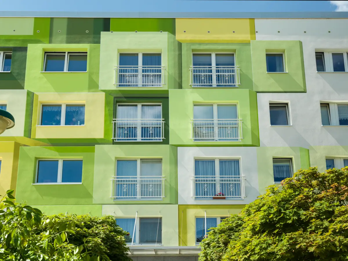 ein bunter Wohnblock in Blau und Grün