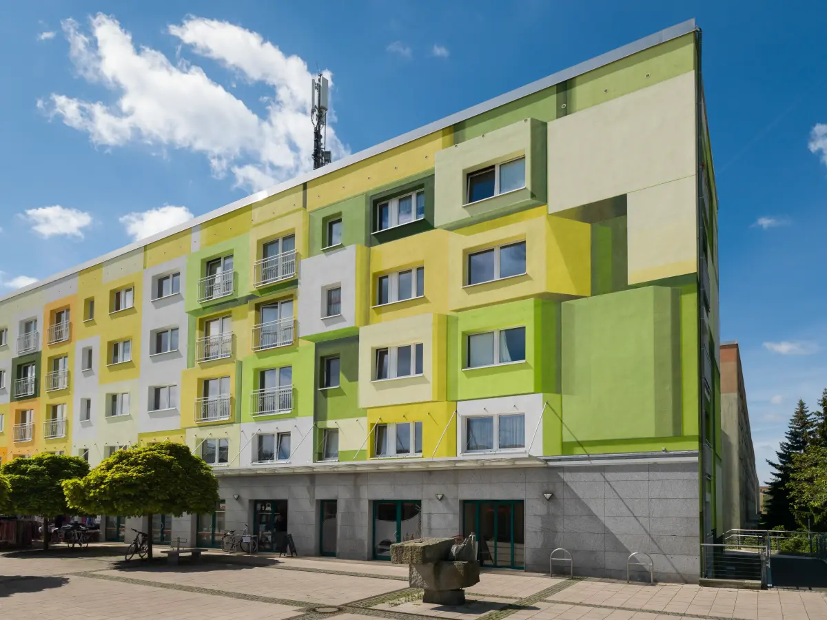 ein bunter Wohnblock in Blau und Grün