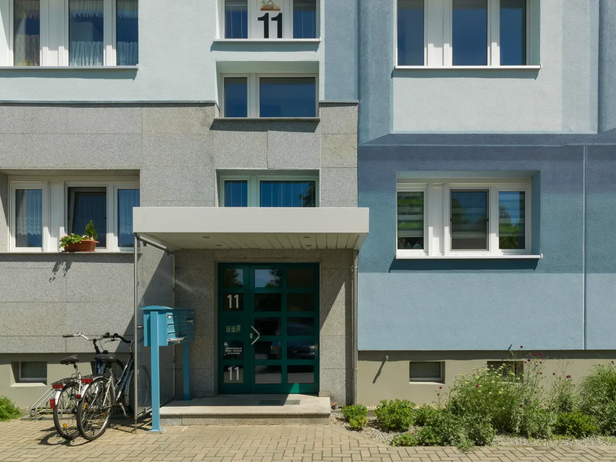 ein bunter Wohnblock in Blau und Grün