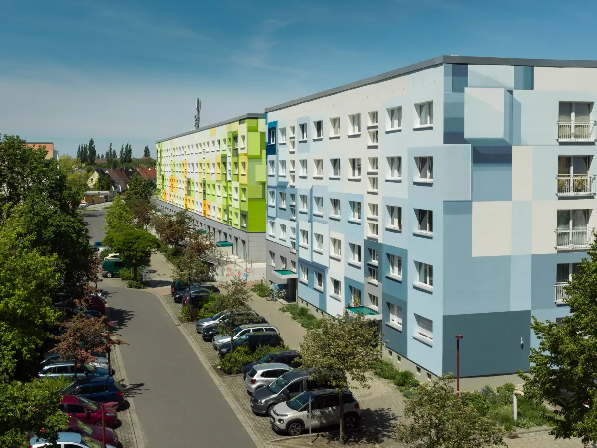 ein bunter Wohnblock in Blau und Grün