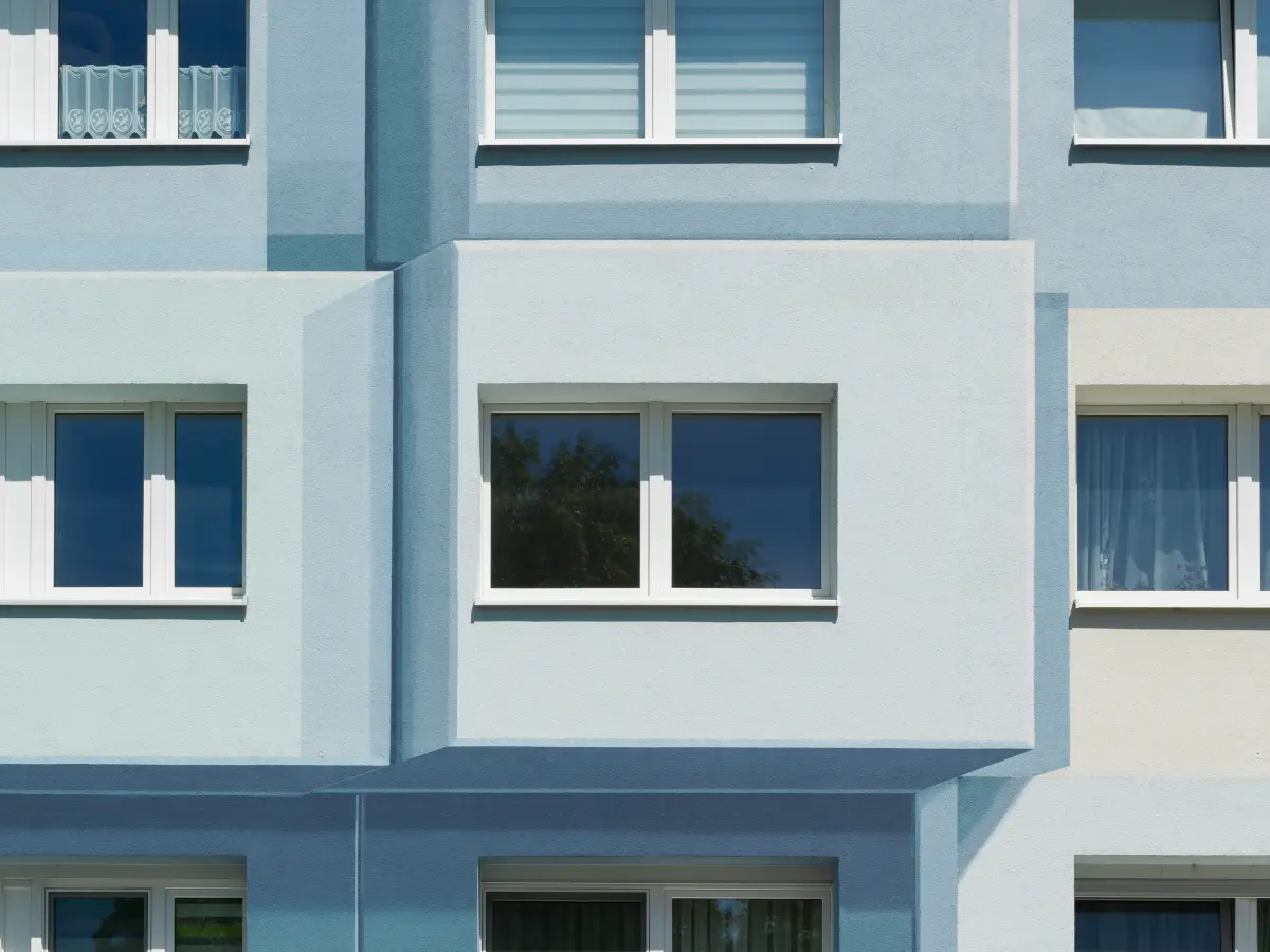 ein bunter Wohnblock in Blau und Grün