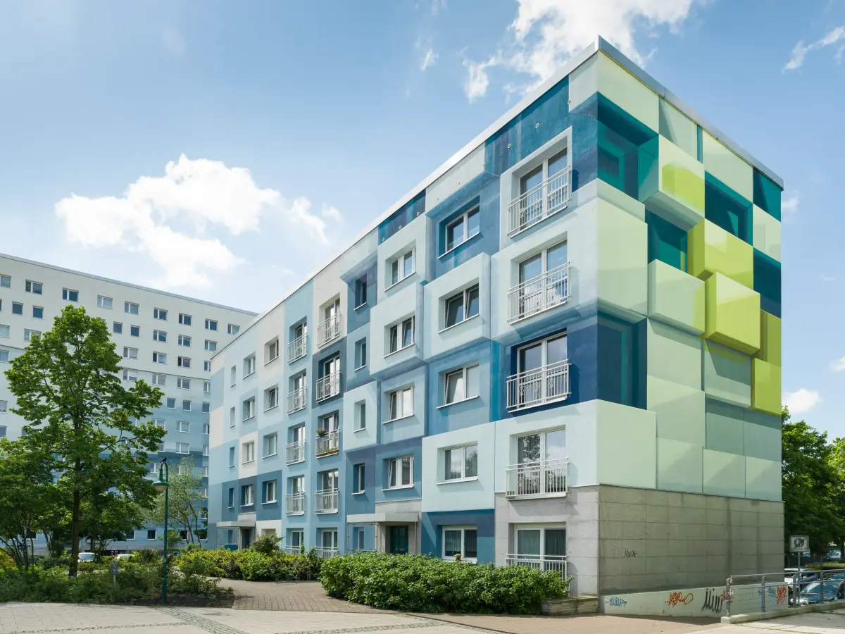 ein bunter Wohnblock in Blau und Grün