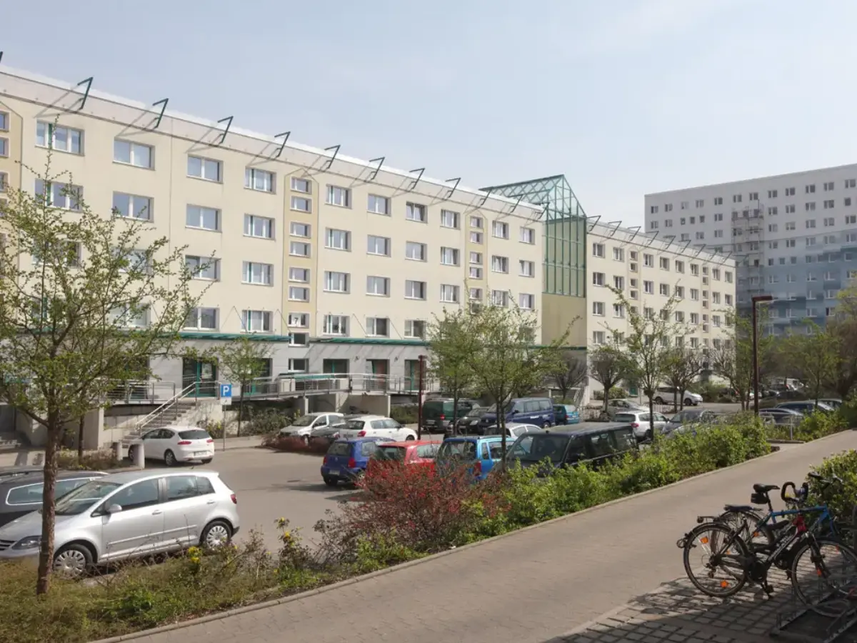 ein bunter Wohnblock in Blau und Grün
