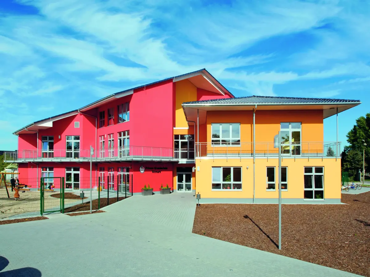 Farbenfrohe Außenansicht eines Kindergartens