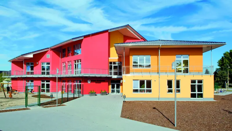 Farbenfrohe Außenansicht eines Kindergartens