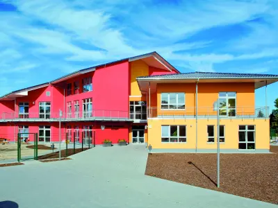 Farbenfrohe Außenansicht eines Kindergartens