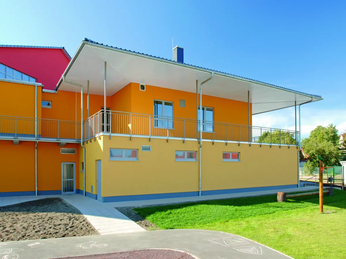 rot und gelbes Äußeres eines Kindergartens