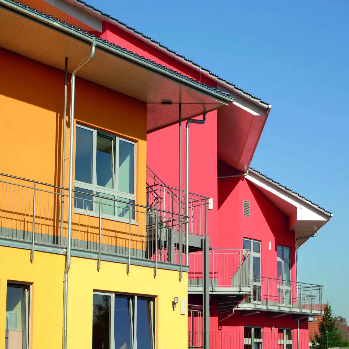 rot und gelbes Äußeres eines Kindergartens