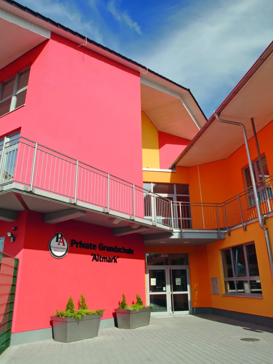 rot und gelbes Äußeres eines Kindergartens
