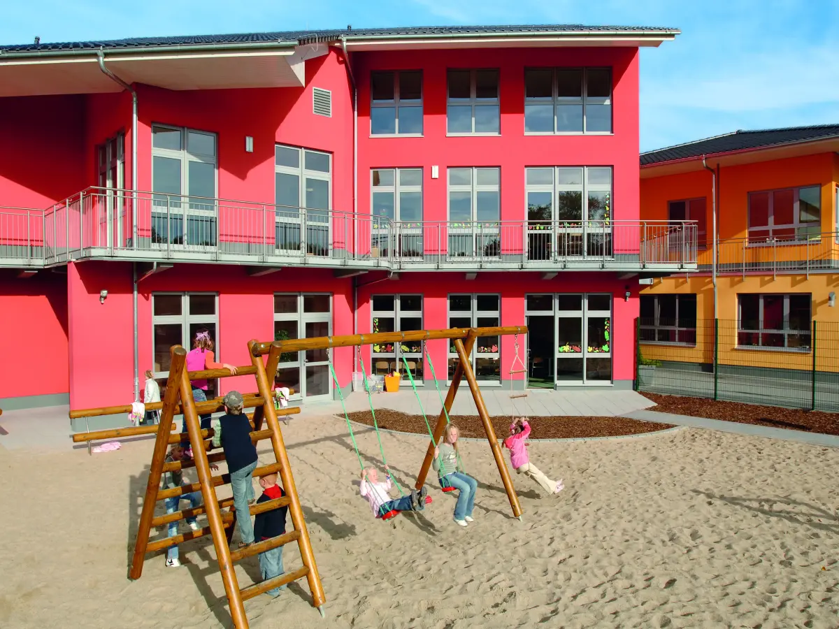 rotes Äußeres eines Kindergartens