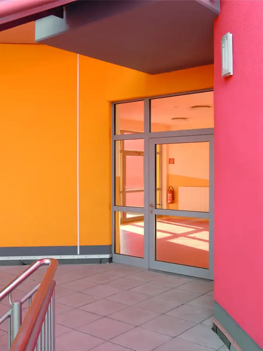 rot und gelbes Äußeres eines Kindergartens