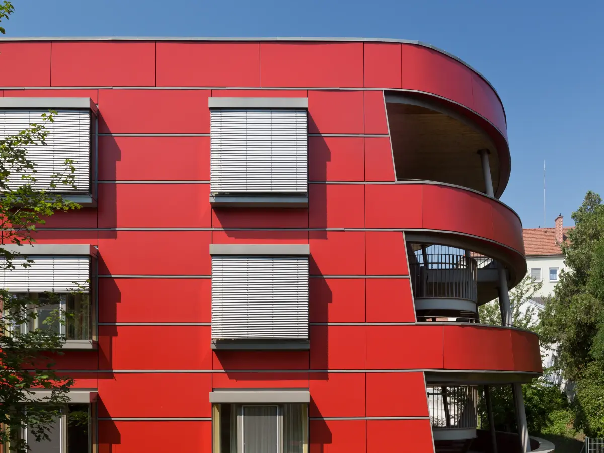 Seitliche Ansicht des NÖ Pflege- und Betreuungszentrum in Stockerau