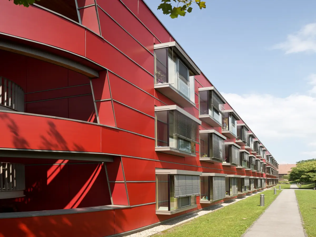 Seitliche Ansicht des NÖ Pflege- und Betreuungszentrum in Stockerau 