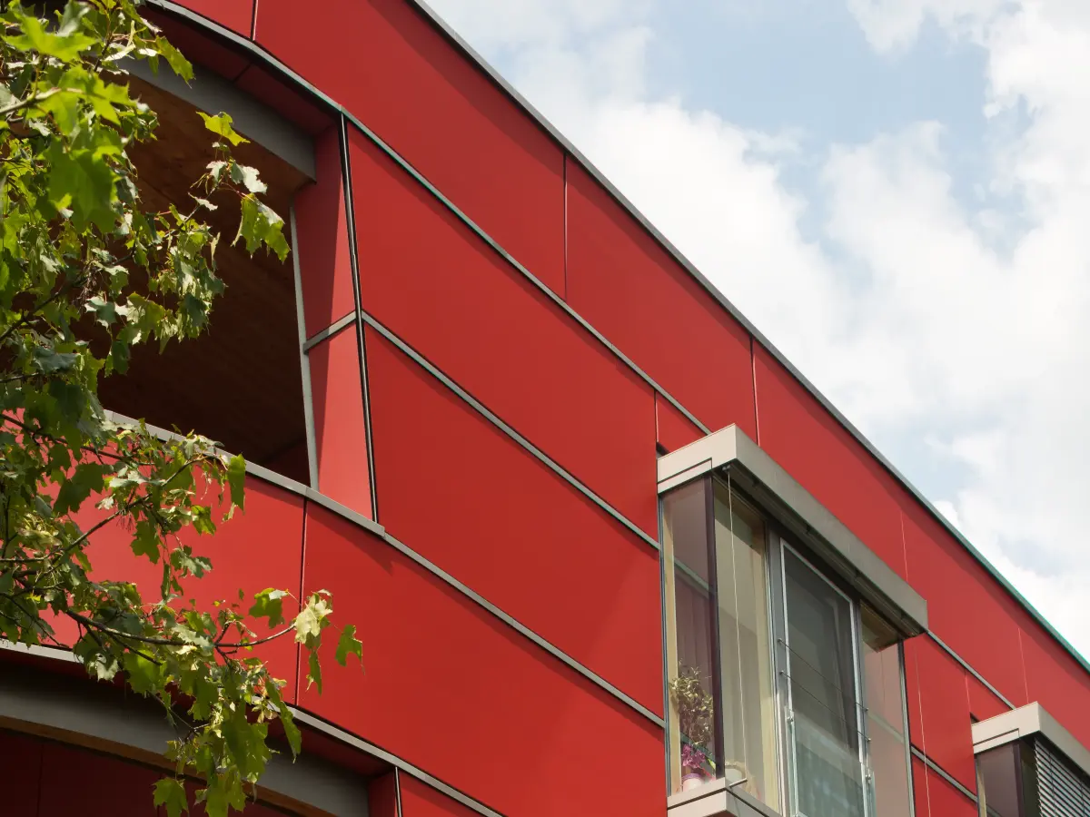 Nahaufnahme Fassade des NÖ Pflege- und Betreuungszentrum Stockerau.