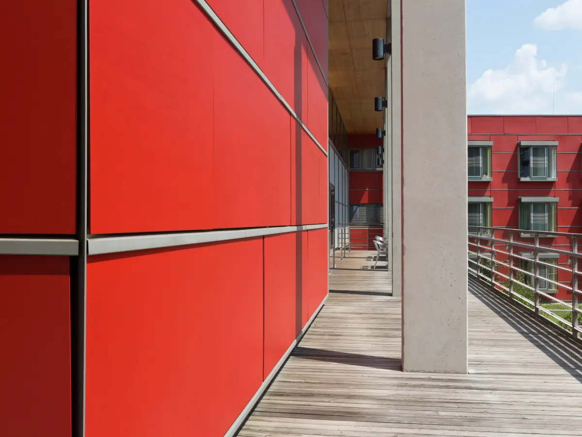 Ansicht Fassade und Terrasse des NÖ Pflege- und Betreuungszentrum in Stockerau.