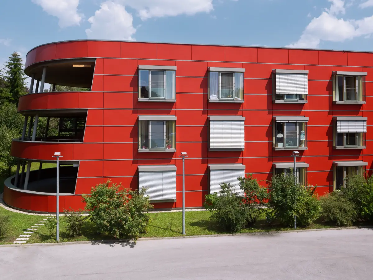 Seitliche Ansicht des NÖ Pflege- und Betreuungszentrum in Stockerau.