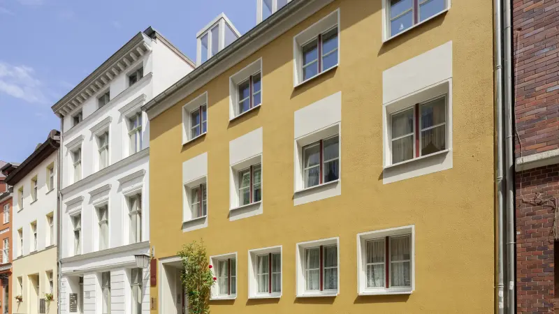 Goldockerfarbene Fassade 