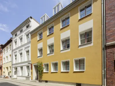 Goldockerfarbene Fassade 