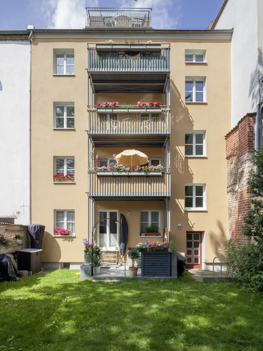 Die Balkone und der Garten laden zu Stunden in der Sonne ein