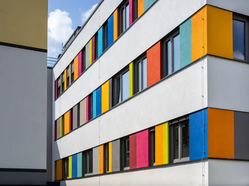 eine bunte Fassade eines Gebäudes
