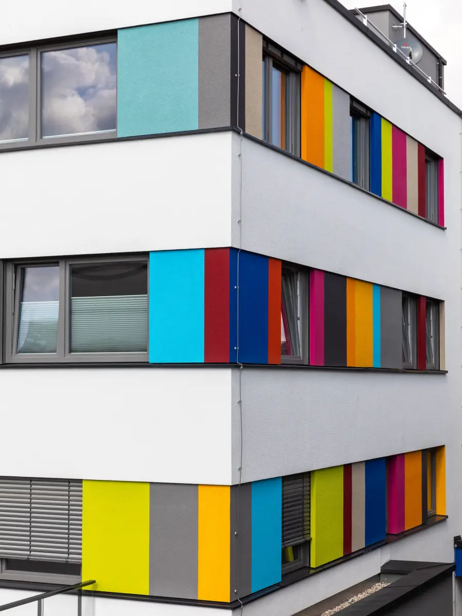 buntes Äußeres eines Gebäudes
