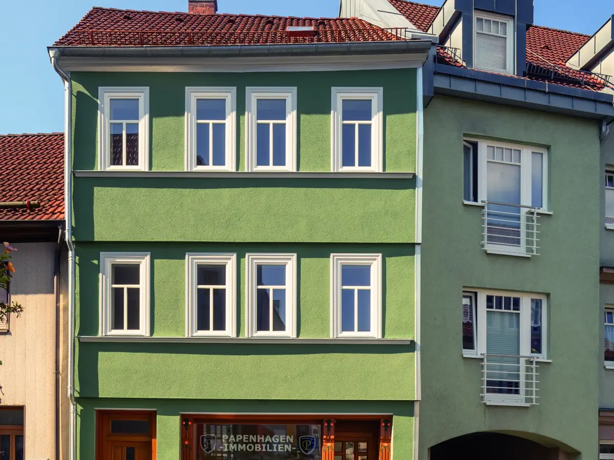 Außenansicht der sanierten, grünen Fassade