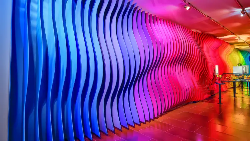 Regenbogen gewellte Wand