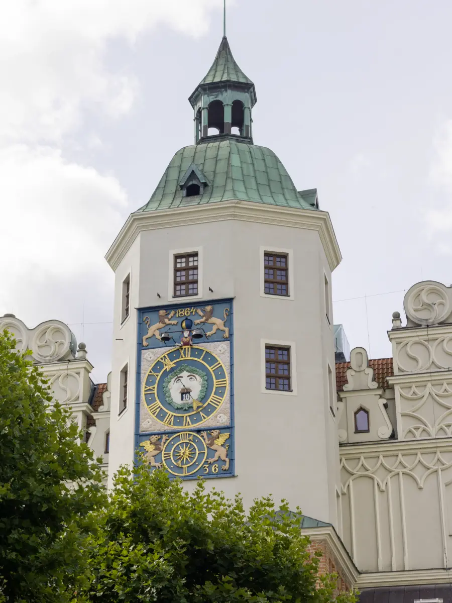 Glockenturm mit verzierter großen Uhr