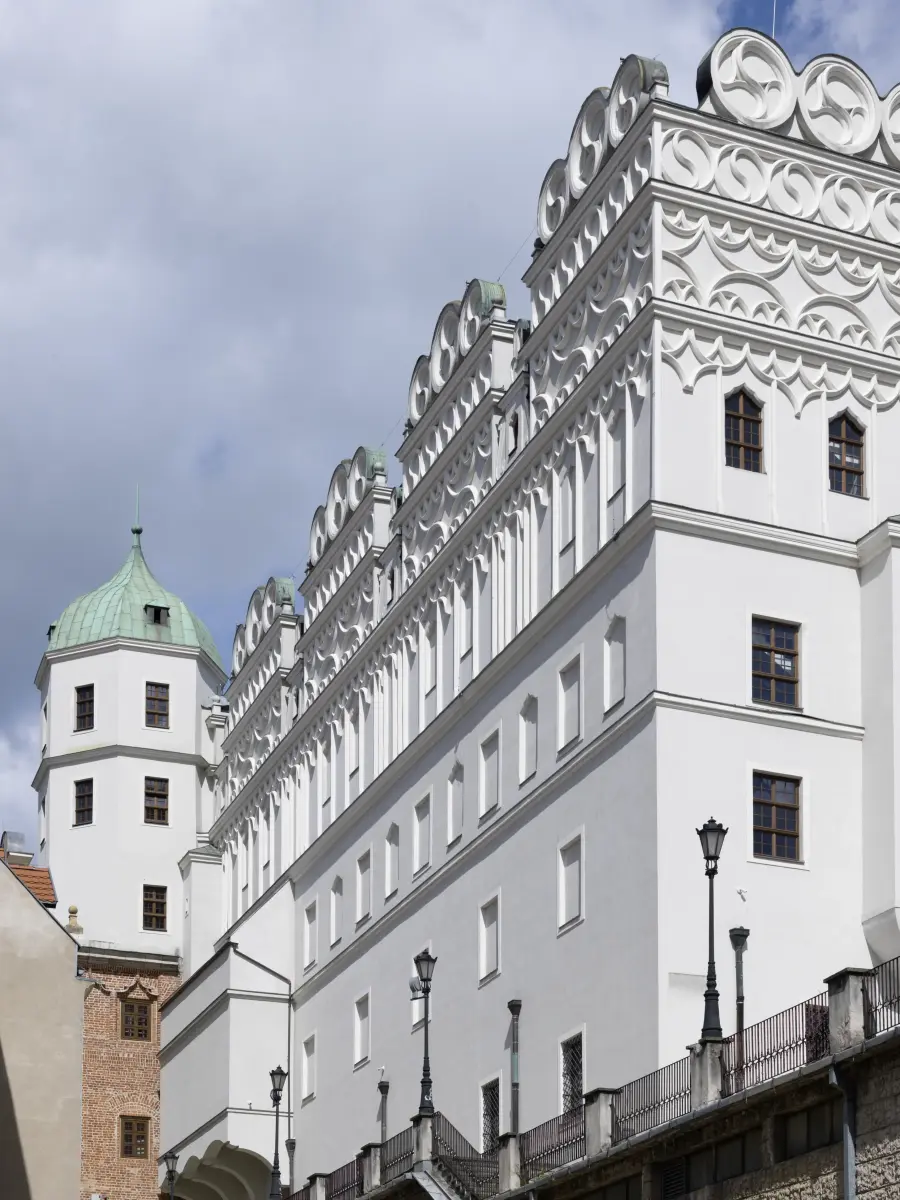 Aussenansicht Gebäude und Turm
