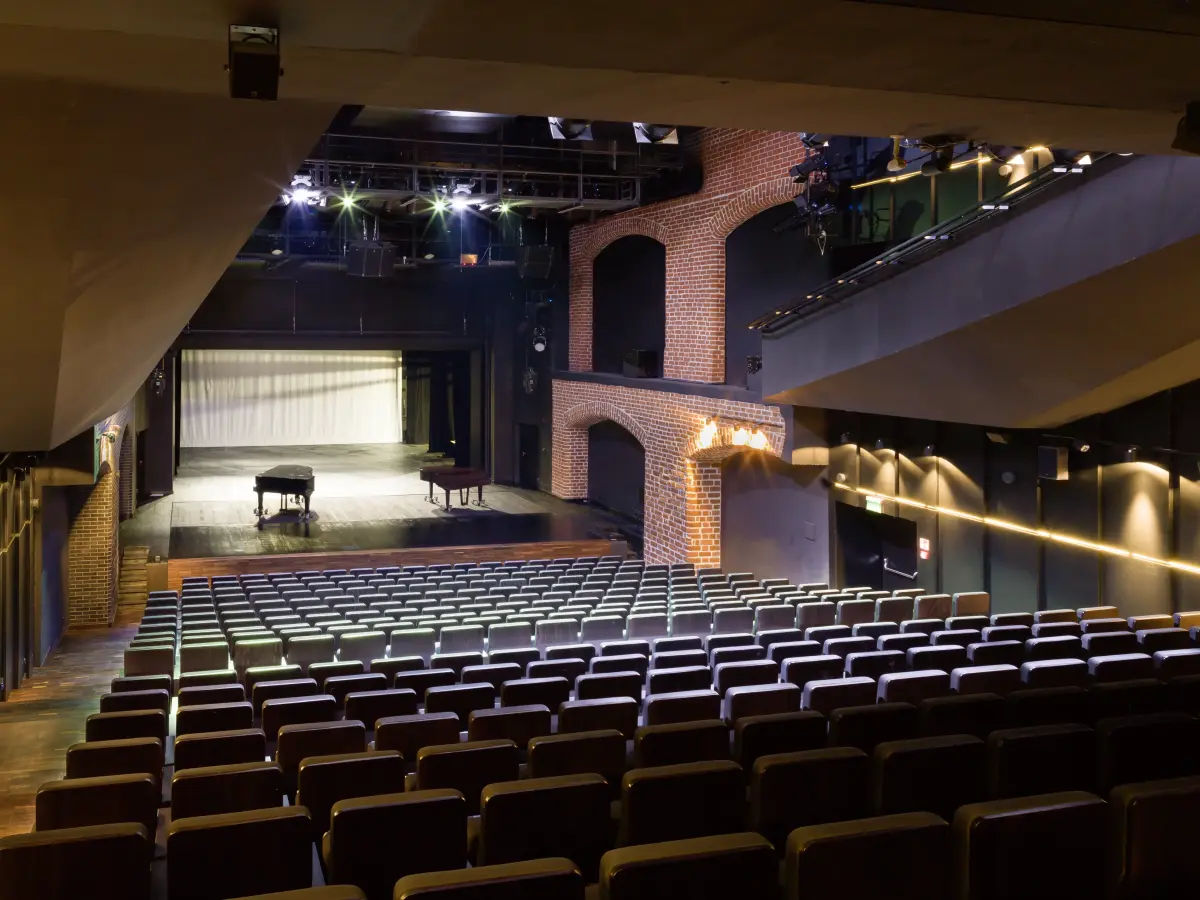 Blick aus letzer Reihe durch den Saal mit den Sitzreihen