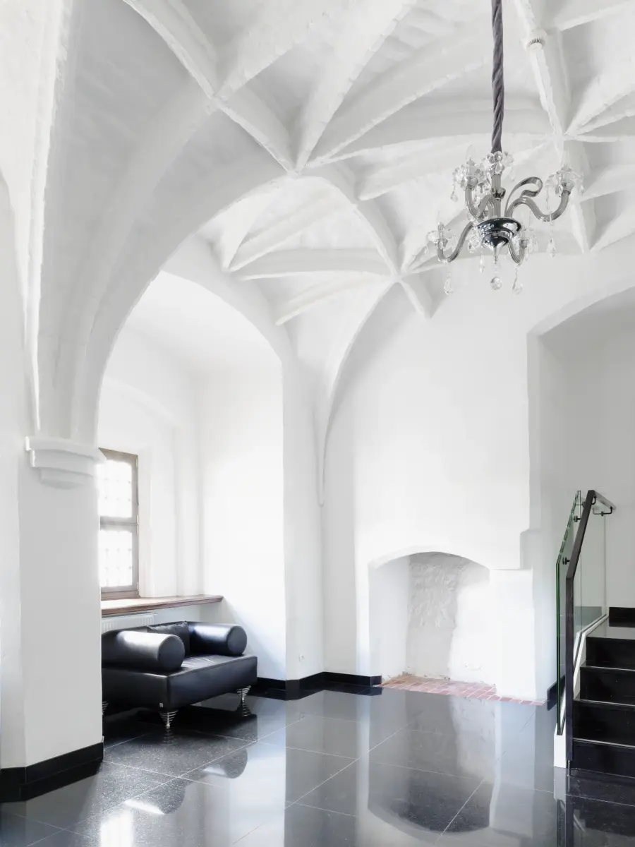 weißes modernes Deckengewölbe