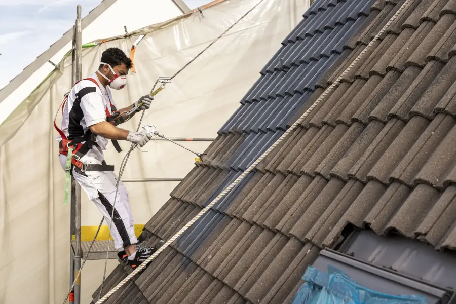 Handwerker säubern ein Dach