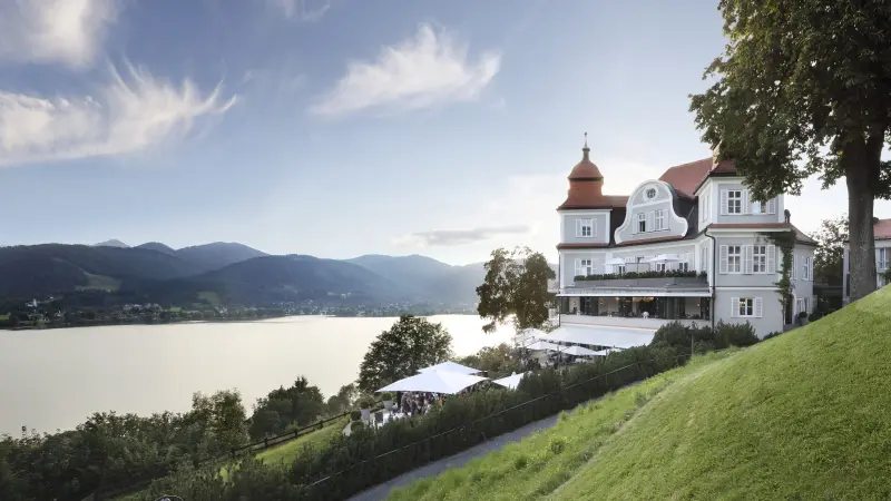 Außenansicht eines Hotels mit Seeblick