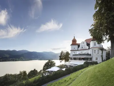Außenansicht eines Hotels mit Seeblick