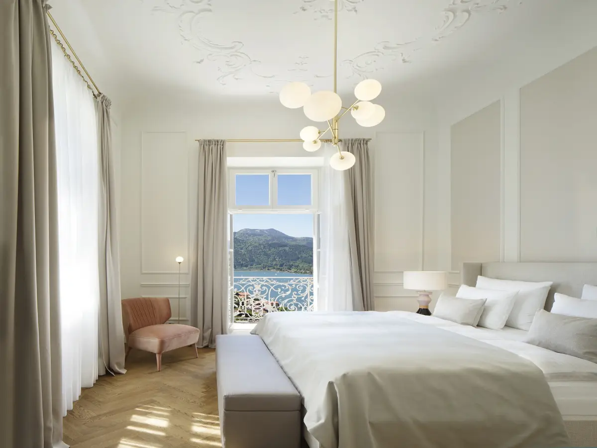 Interieur eines Hotelzimmers mit Seeblick