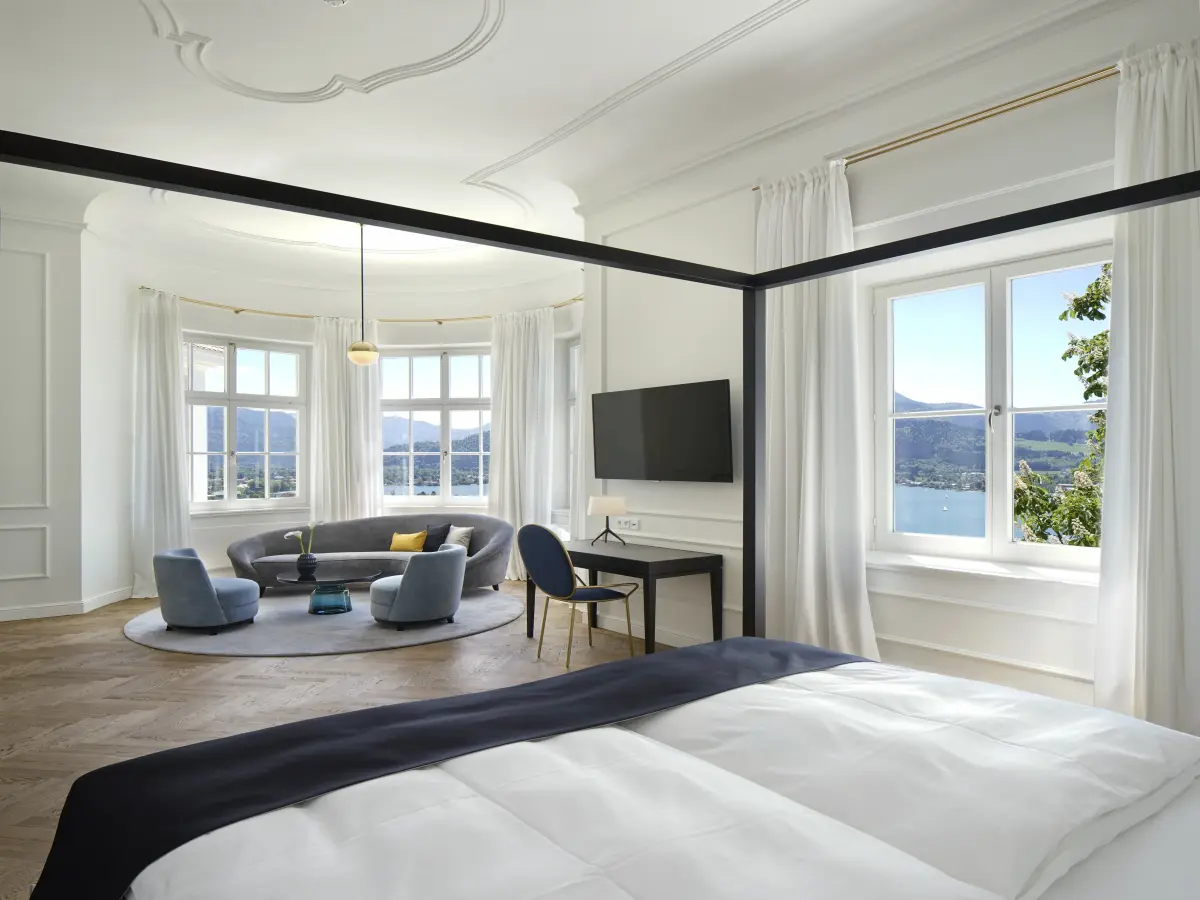 Interieur eines Hotelzimmers mit Seeblick