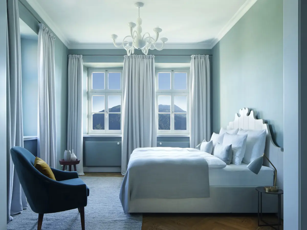 Interieur eines Hotelzimmers mit Seeblick