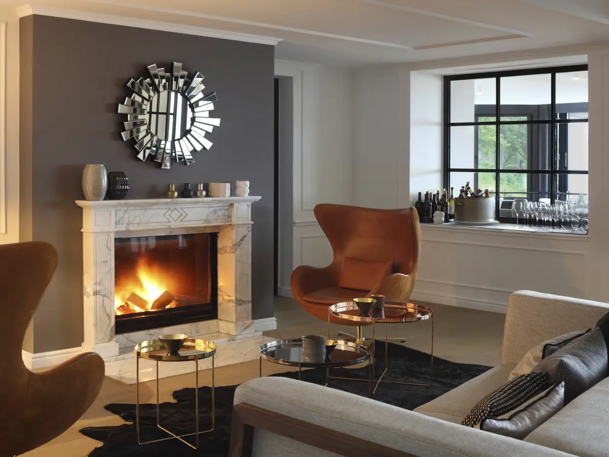 Interieur eines Hotelzimmers mit Seeblick