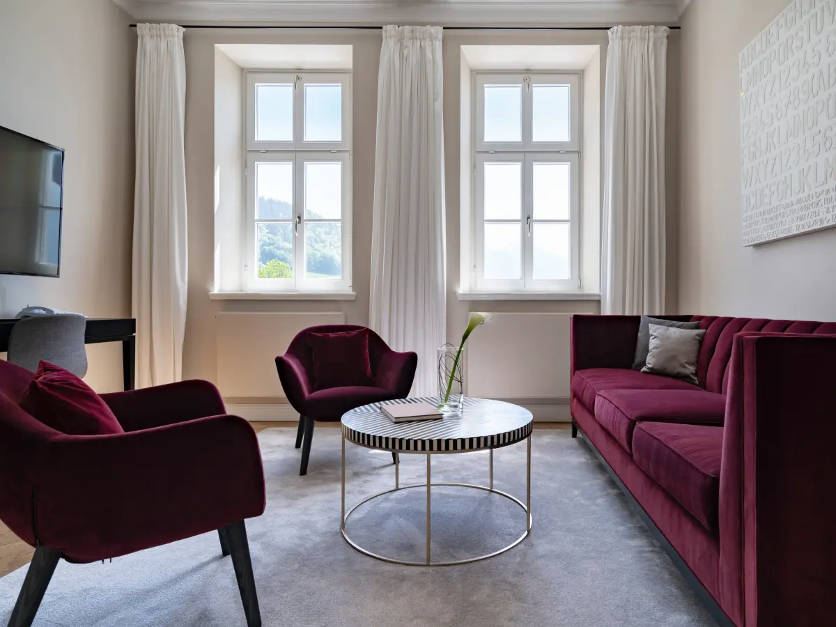 Interieur eines Hotelzimmers mit Seeblick