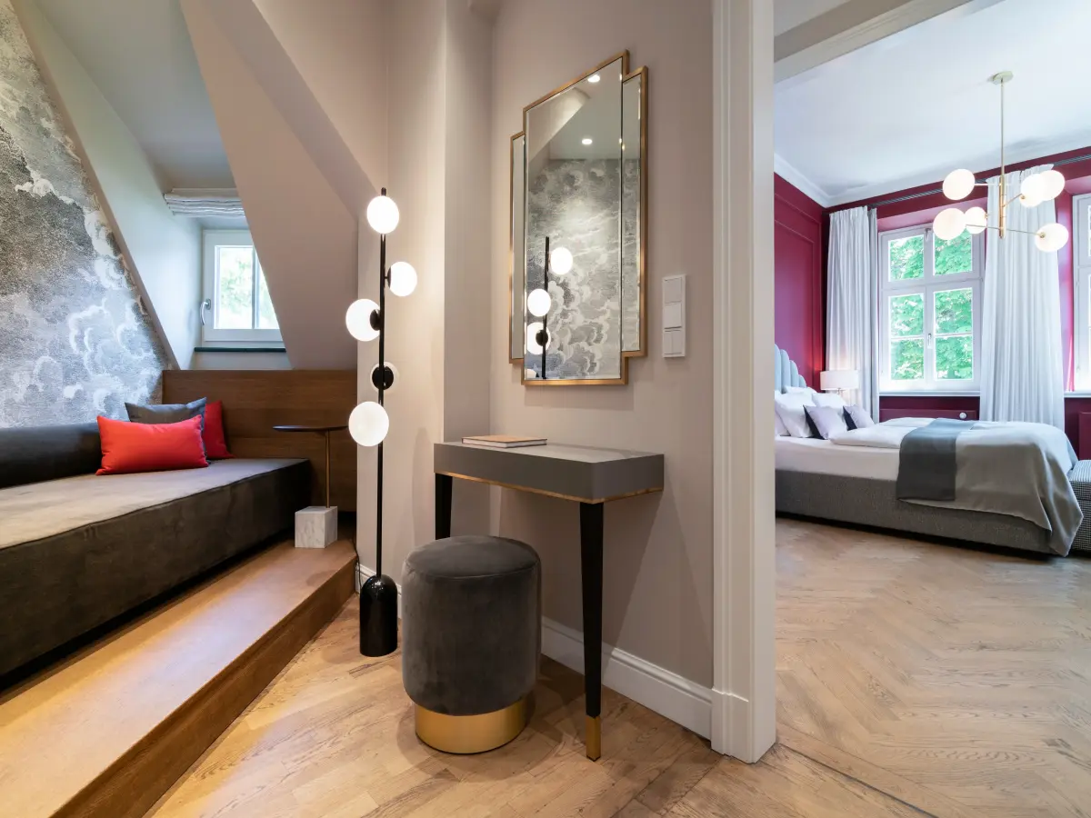 Interieur eines Hotelzimmers mit Seeblick