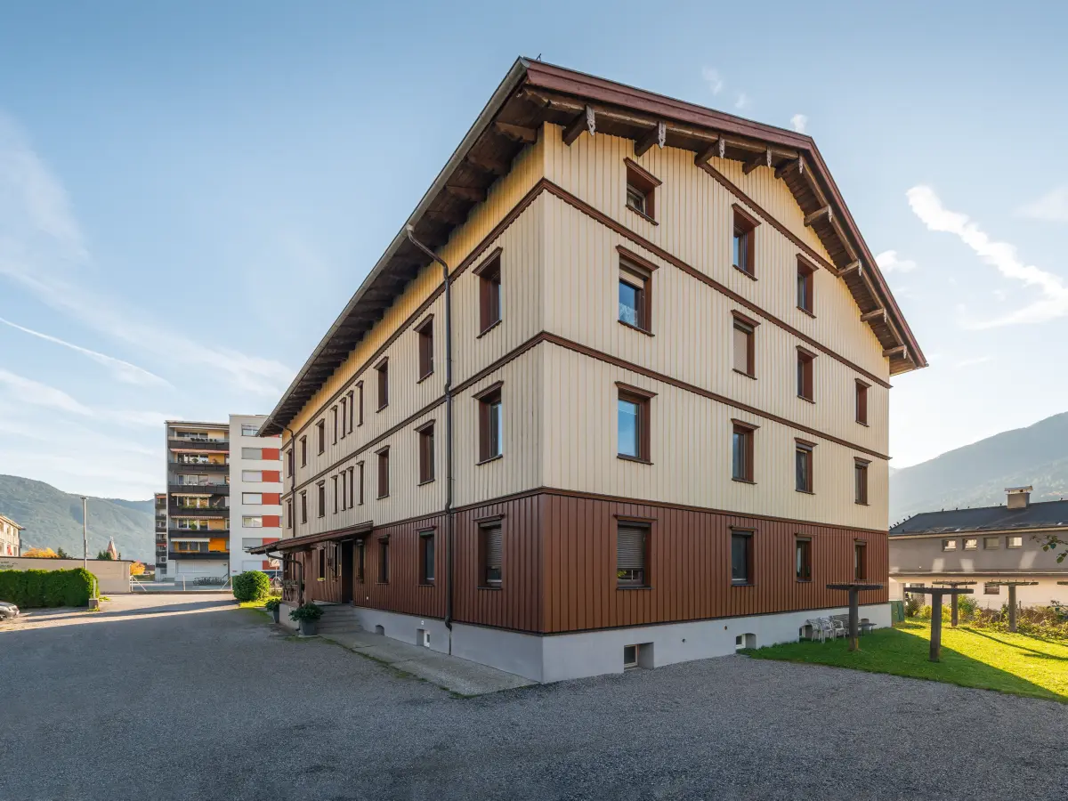Gesamtansicht des Mehrfamilienhauses in Telfs. 