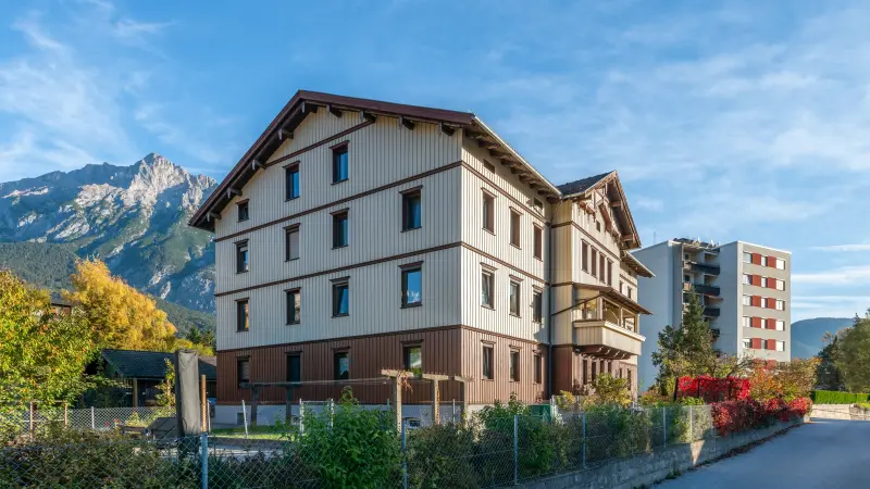 Gesamtansicht des Mehrfamilienhauses in Telfs. 