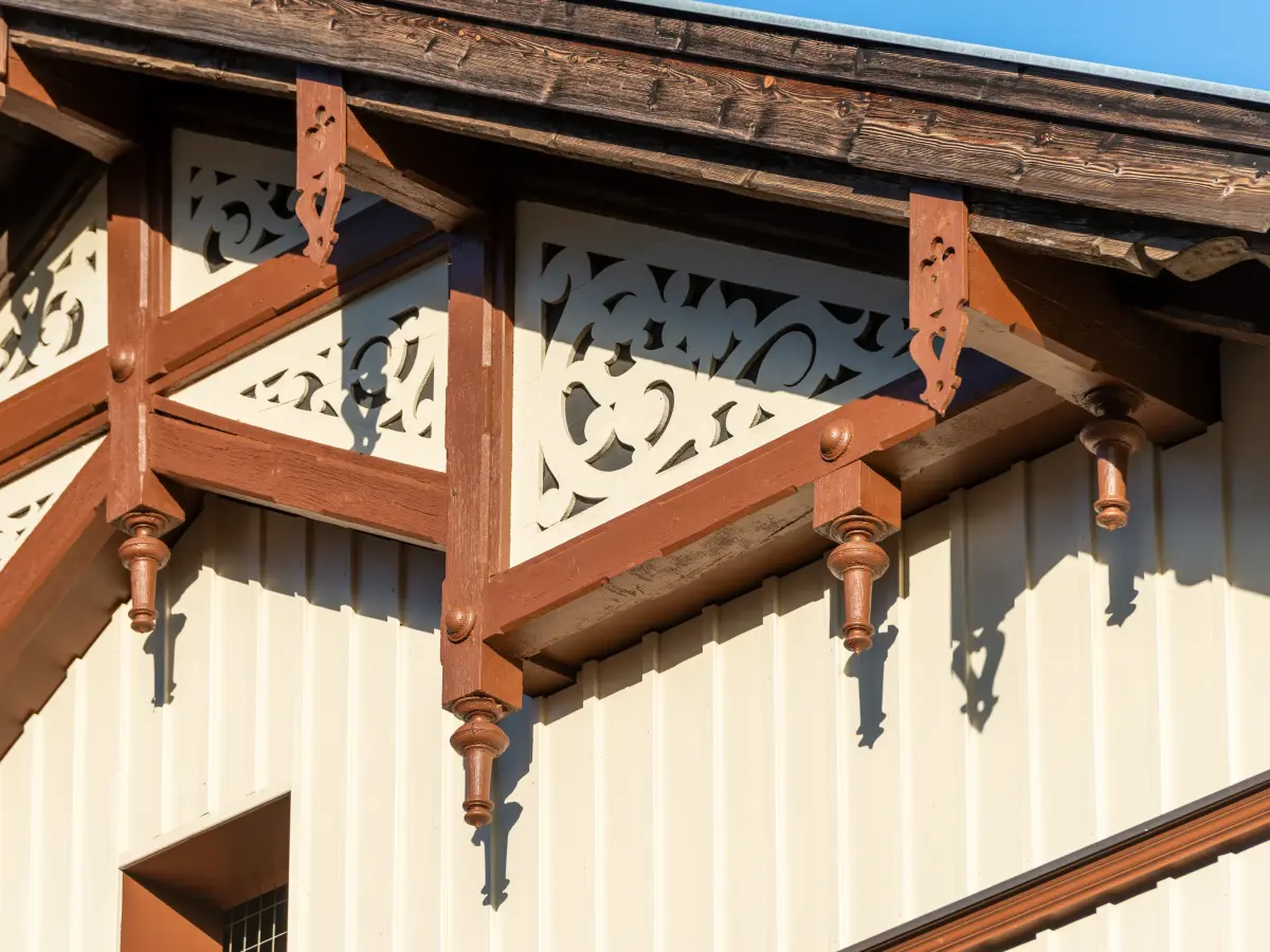 Detailansicht Dachgiebel des Mehrfamilienhauses in Telfs. 